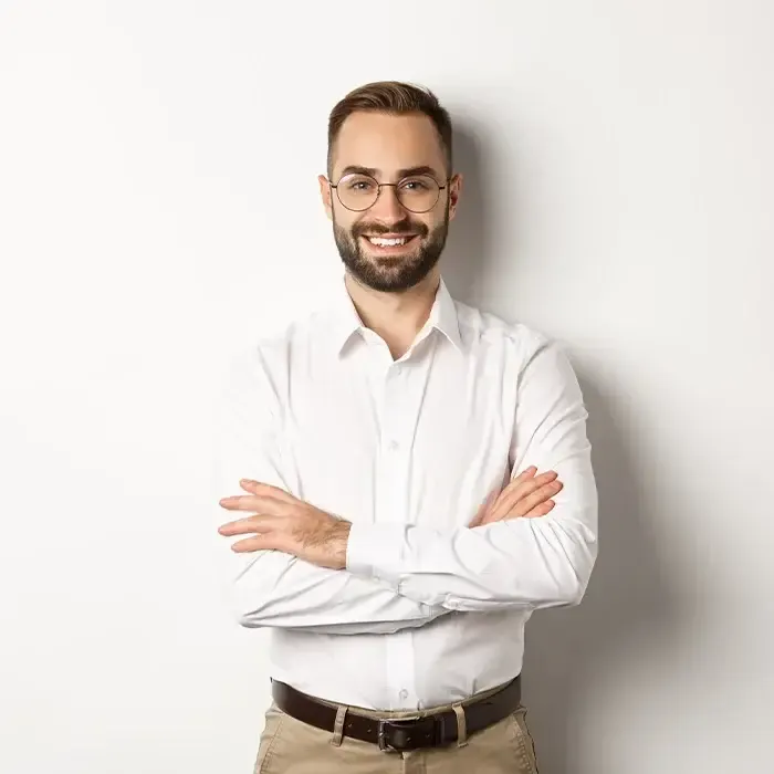 Profissional sorrindo de braços cruzados