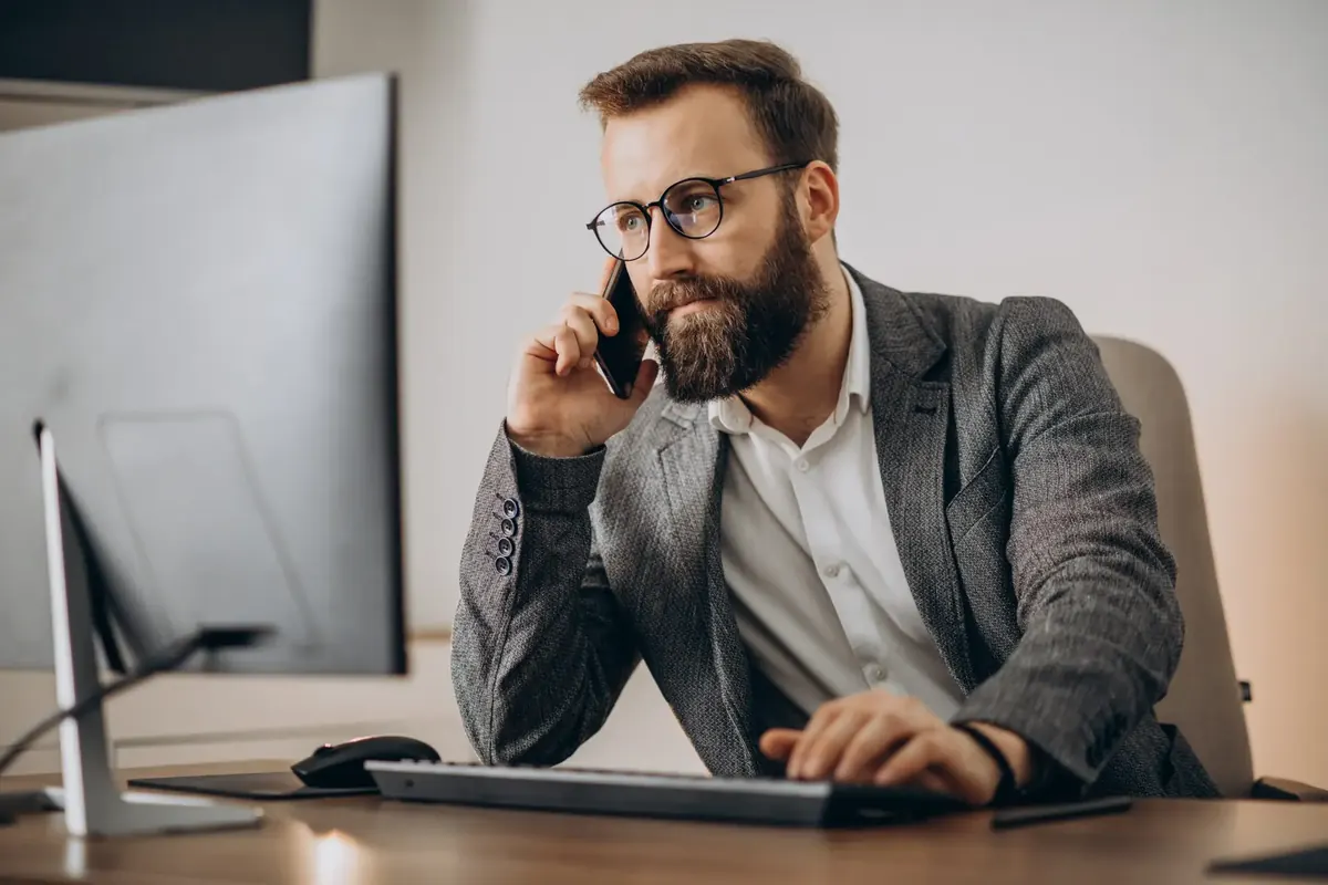 Consultor falando ao telefone